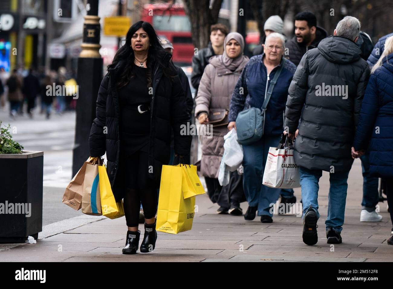 Les gens font des achats de Noël de dernière minute sur Oxford Street. Date  de la photo: Samedi 24 décembre 2022 Photo Stock - Alamy