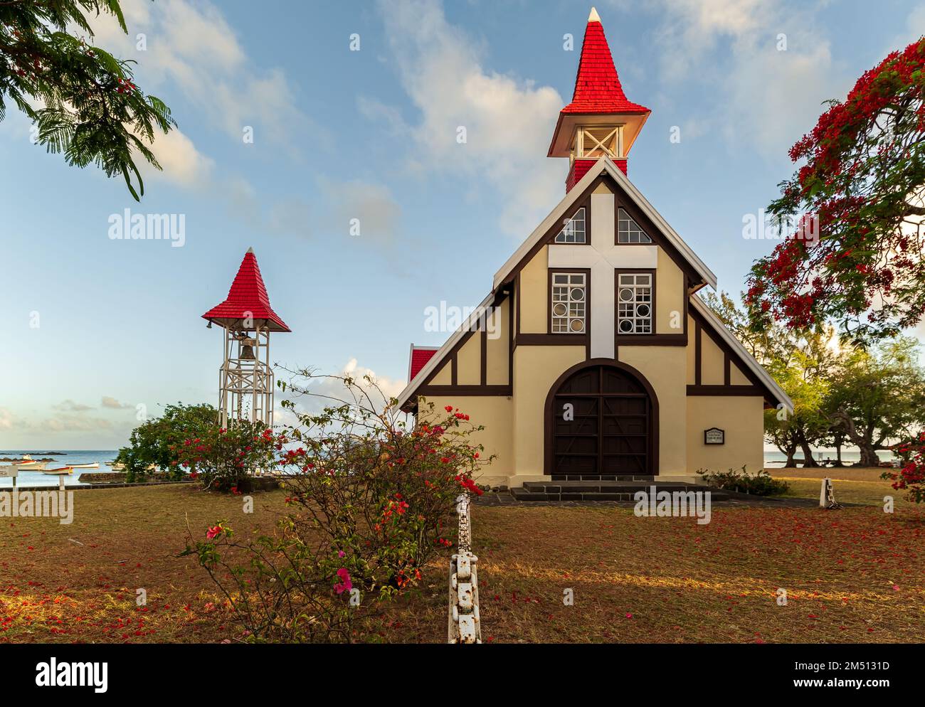 La chapelle au toit rouge, notre Dame Auxiliatrice, Cap Malheureux au nord de l'île Maurice. Place historique de Famoust. Ici débarqua les colonisateurs anglais Banque D'Images