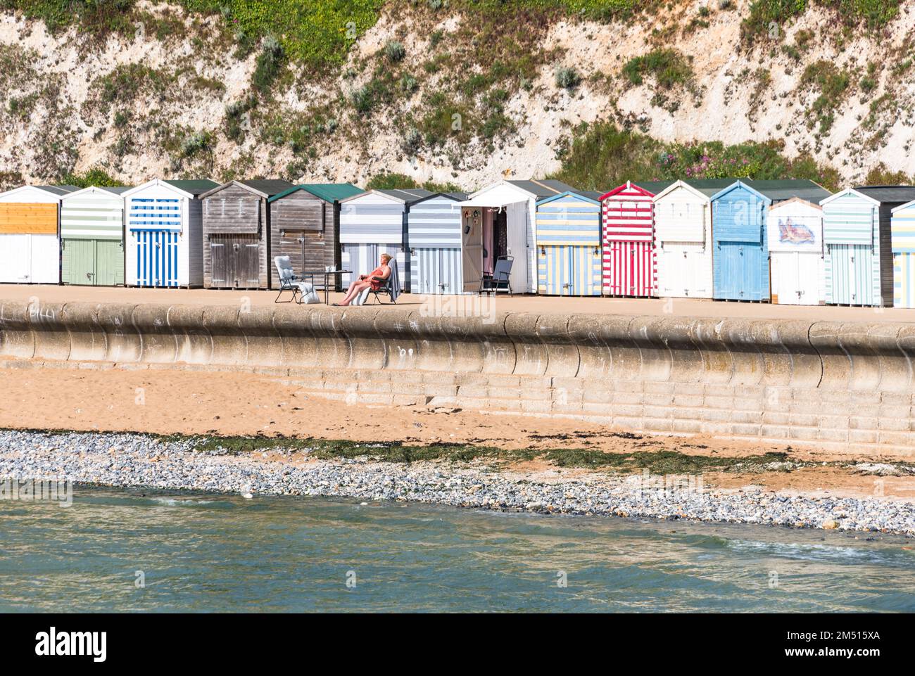 Des cabanes de plage colorées à Dumpton Gap, le long de la piste côtière Viking de Ramsgate à Margate, Kent, Angleterre Banque D'Images