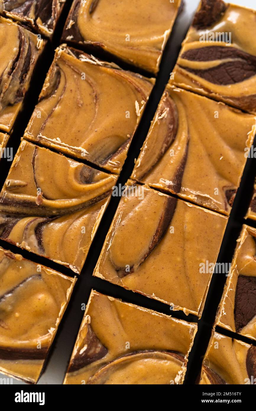 Caramel au chocolat avec tourbillon de beurre d'arachide Banque D'Images
