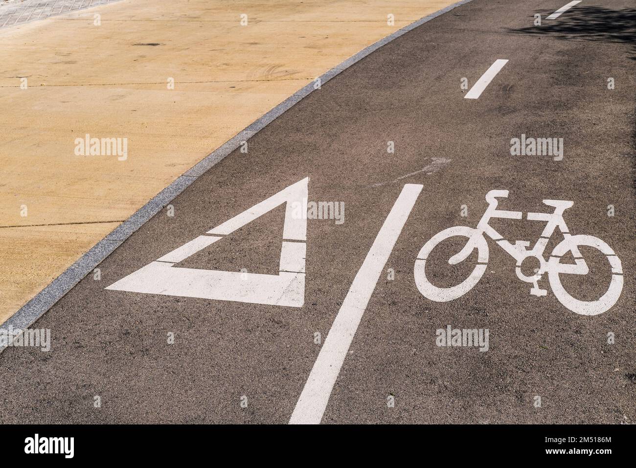 Un marquage routier sur la piste cyclable à Barcelone, Espagne Banque D'Images