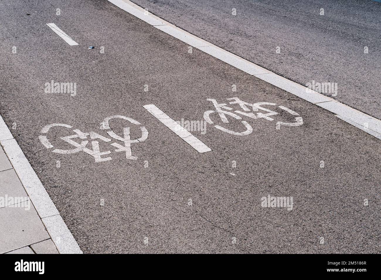 Un marquage routier sur la piste cyclable à Barcelone, Espagne Banque D'Images