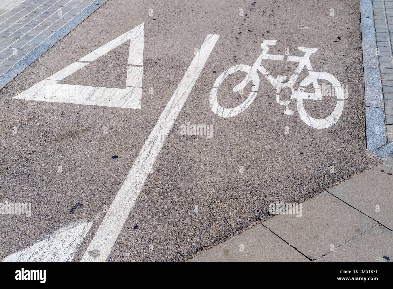 Un marquage routier sur la piste cyclable à Barcelone, Espagne Banque D'Images