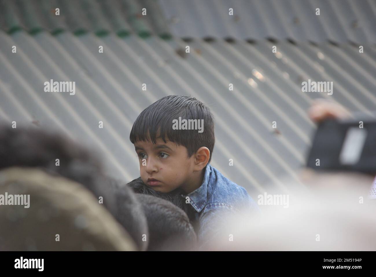 Les dévotés prient en observant les 65th Urs de Hazrat Syed Rasool Shah (R. A) , connu sous le nom de Nanga Baji Sahib (R. a) à Malangam Bandipora India. Banque D'Images