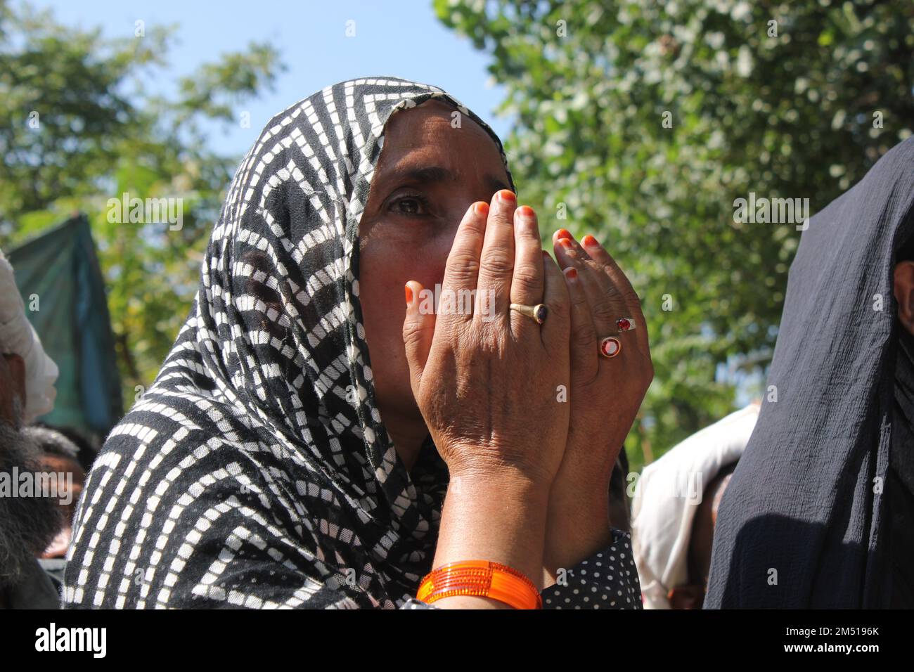 Les dévotés prient en observant les 65th Urs de Hazrat Syed Rasool Shah (R. A) , connu sous le nom de Nanga Baji Sahib (R. a) à Malangam Bandipora India. Banque D'Images