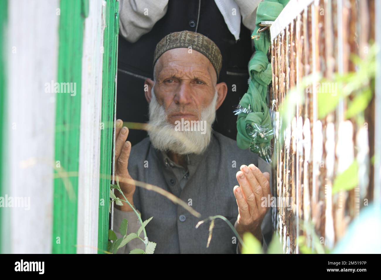 Les dévotés prient en observant les 65th Urs de Hazrat Syed Rasool Shah (R. A) , connu sous le nom de Nanga Baji Sahib (R. a) à Malangam Bandipora India. Banque D'Images