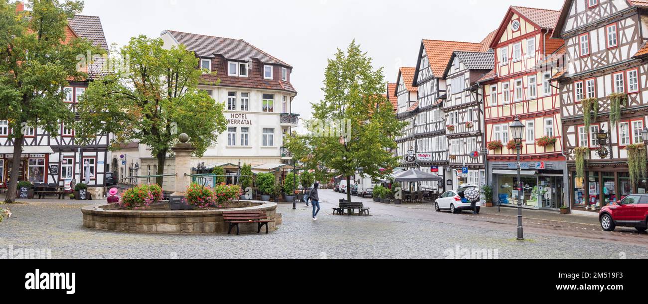 Rapids rivière Werra et église ville historique Bad Sooden-Allendorf à Hessen, Allemagne Banque D'Images