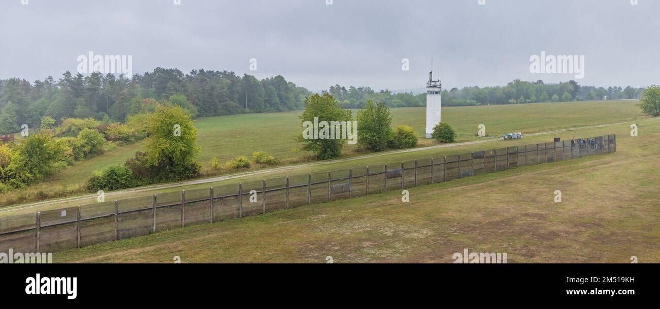 Geisa, Allemagne - 14 septembre 2022: Vue de pique-nique avec clôture métallique de la frontière depuis le poste de guet Alpha à Geisa à Thuringen en Allemagne Banque D'Images