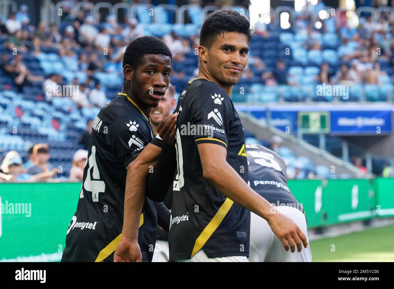 Charles m'Mppmbwa et Ulis Davila, du FC MacArthur, se penchont sur le match entre le FC de Sydney et MacArthur au stade Allianz de 24 décembre 2022 à Sydney, en Australie Credit: IOIO IMAGES/Alay Live News Banque D'Images