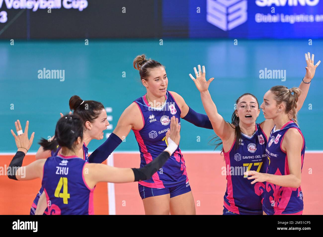 Florence, Italie. 22nd décembre 2022. Les joueurs de Savino Del Bene Scandicci fêtent lors de Savino Del Bene Scandicci vs Galatasaray HDI Sigorta Istanbul, championnat de football féminin de la coupe CEV à Florence, Italie, 22 décembre 2022 Credit: Independent photo Agency/Alay Live News Banque D'Images