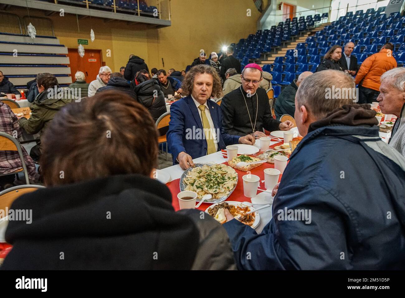 Sopot, Pologne. 24th décembre 2022. L'archevêque Tadeusz Wojda (R) et le maire de Sopot Jacek Karnowski sont vus. est vu. Plus de 300 personnes ont participé au repas de la veille de Noël à Sopot, en Pologne le 24 décembre 2022, le repas traditionnel polonais de la veille de Noël a été organisé par l'organisation caritative chrétienne Caritas Pologne. Les gens ont partagé une tranche spéciale lors de l'échange de voeux de Noël. Les sans-abri et les pauvres étaient regallés avec des bigos traditionnels polonais, des pierogi, du poisson, du pain et des gâteaux. Credit: Vadim Pacajev/Alay Live News Banque D'Images