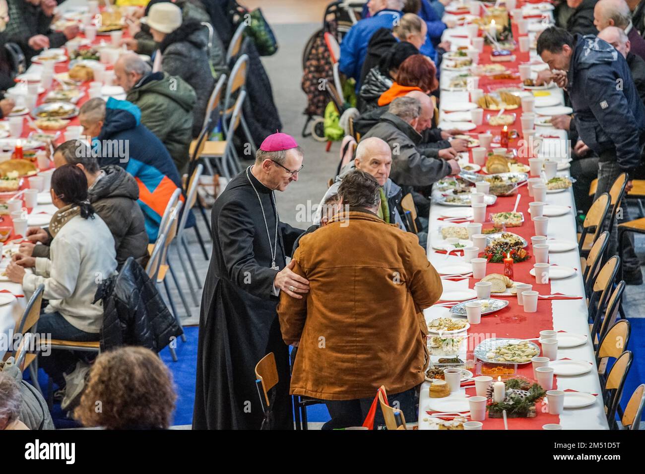 Sopot, Pologne. 24th décembre 2022. L'archevêque Tadeusz Wojda est vu. Plus de 300 personnes ont participé au repas de la veille de Noël à Sopot, en Pologne le 24 décembre 2022, le repas traditionnel polonais de la veille de Noël a été organisé par l'organisation caritative chrétienne Caritas Pologne. Les gens ont partagé une tranche spéciale lors de l'échange de voeux de Noël. Les sans-abri et les pauvres étaient regallés avec des bigos traditionnels polonais, des pierogi, du poisson, du pain et des gâteaux. Credit: Vadim Pacajev/Alay Live News Banque D'Images