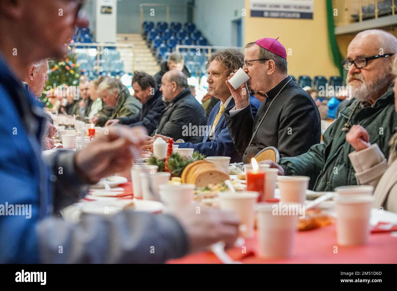Sopot, Pologne. 24th décembre 2022. L'archevêque Tadeusz Wojda (R) et le maire de Sopot Jacek Karnowski sont vus. est vu. Plus de 300 personnes ont participé au repas de la veille de Noël à Sopot, en Pologne le 24 décembre 2022, le repas traditionnel polonais de la veille de Noël a été organisé par l'organisation caritative chrétienne Caritas Pologne. Les gens ont partagé une tranche spéciale lors de l'échange de voeux de Noël. Les sans-abri et les pauvres étaient regallés avec des bigos traditionnels polonais, des pierogi, du poisson, du pain et des gâteaux. Credit: Vadim Pacajev/Alay Live News Banque D'Images
