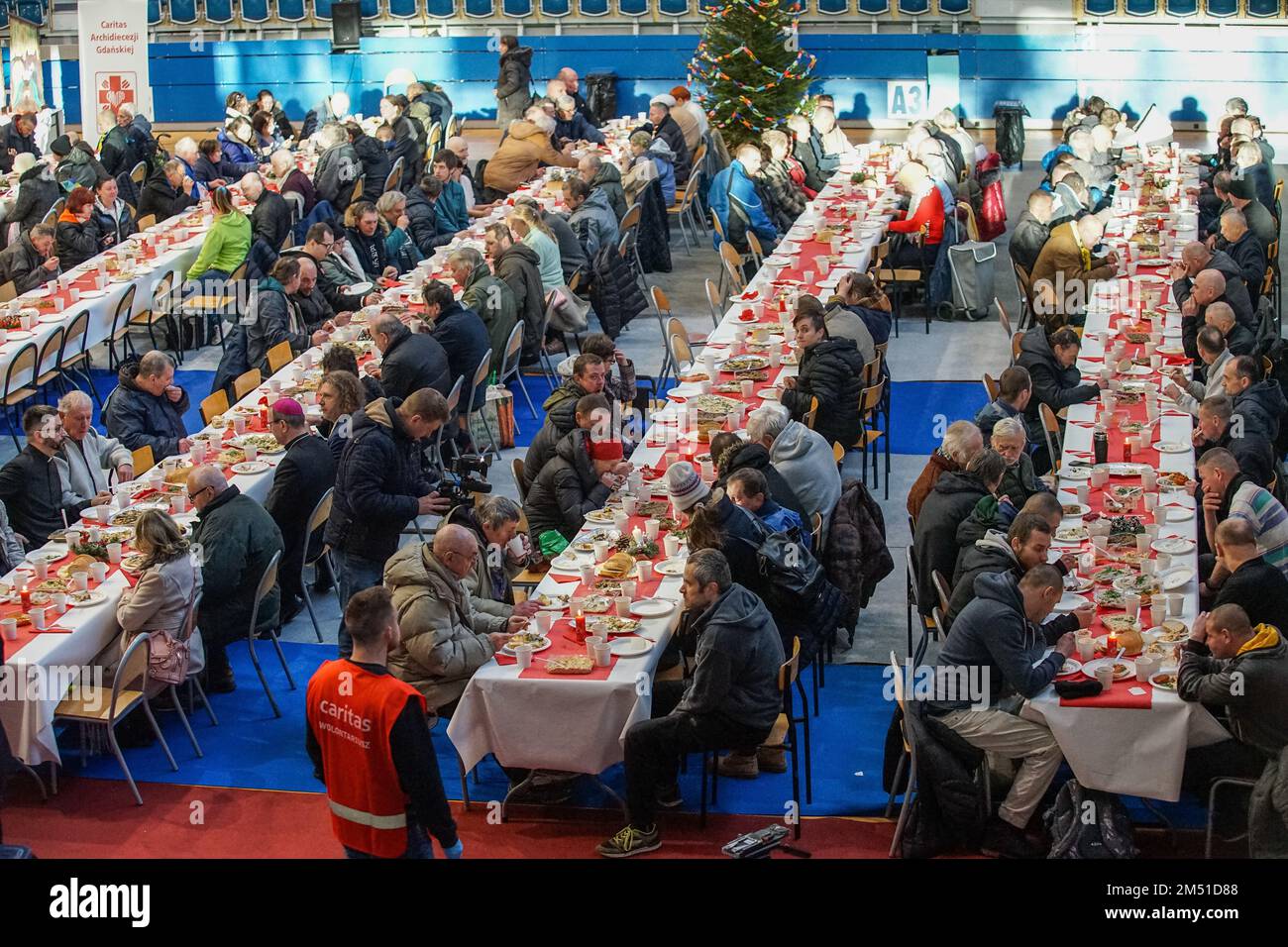 Sopot, Pologne. 24th décembre 2022. Plus de 300 personnes ont pris part au repas de la veille de Noël à Sopot, en Pologne le 24 décembre 2022, le repas traditionnel polonais de la veille de Noël a été organisé par l'organisation caritative chrétienne Caritas Pologne. Les gens ont partagé une tranche spéciale lors de l'échange de voeux de Noël. Les sans-abri et les pauvres étaient regallés avec des bigos traditionnels polonais, des pierogi, du poisson, du pain et des gâteaux. Credit: Vadim Pacajev/Alay Live News Banque D'Images