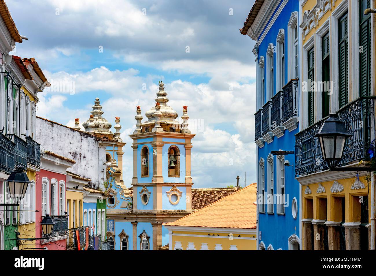 Façades colorées de maisons anciennes et église historique dans le quartier de Pelourinho dans la ville de Salvador, Bahia Banque D'Images
