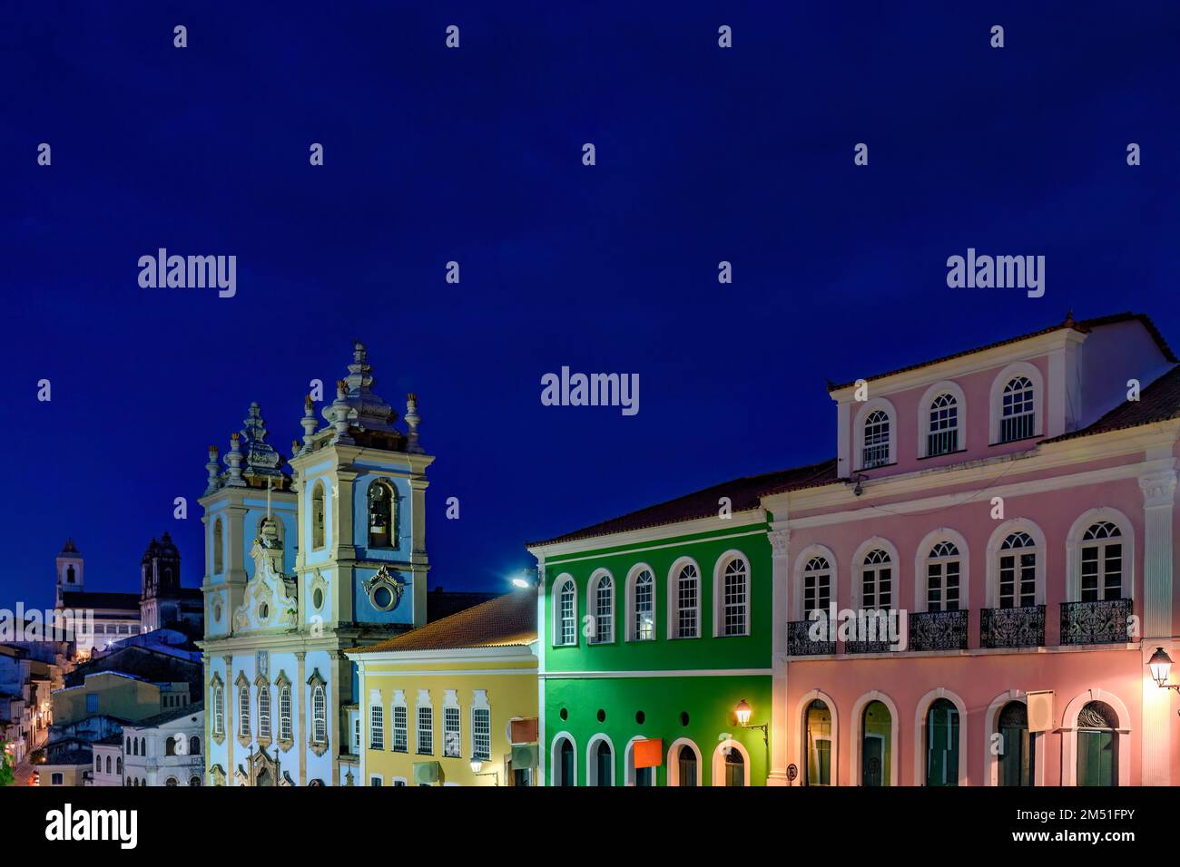 Le quartier de Pelourinho à Salvador vu la nuit avec ses maisons historiques et ses églises illuminées Banque D'Images