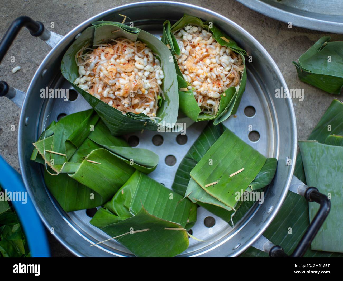 La cuisine thaïlandaise appelée « Hor Mhok » avec des ingrédients de vermicelles et des œufs fourmis.Mettre dans un contenant de feuilles de banane Banque D'Images