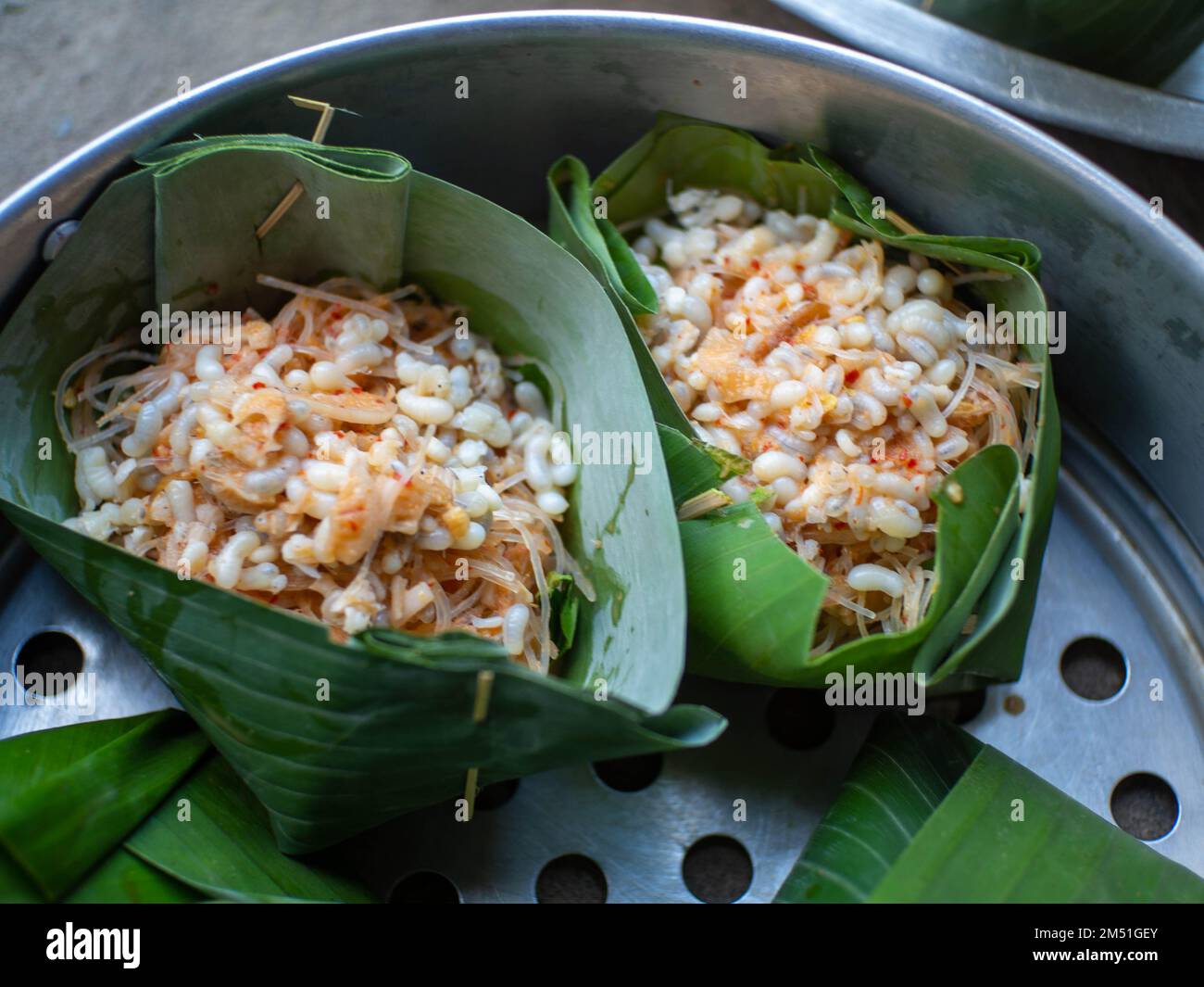La cuisine thaïlandaise appelée « Hor Mhok » avec des ingrédients de vermicelles et des œufs fourmis.Mettre dans un contenant de feuilles de banane Banque D'Images