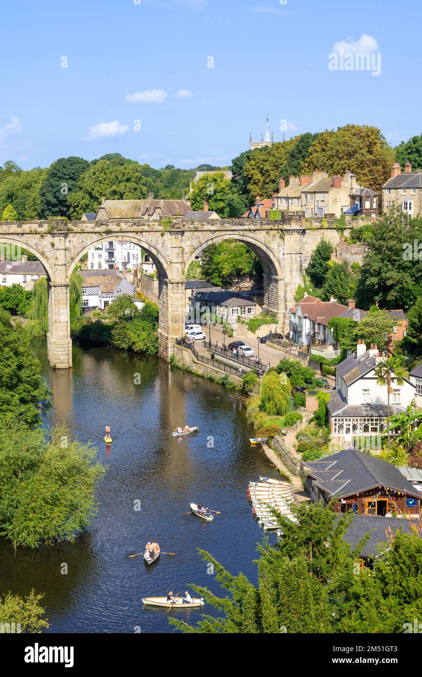 Viaduc de Knaresborough au-dessus de la rivière Nidd avec des bateaux Knaresborough North Yorkshire Angleterre GB Europe Banque D'Images