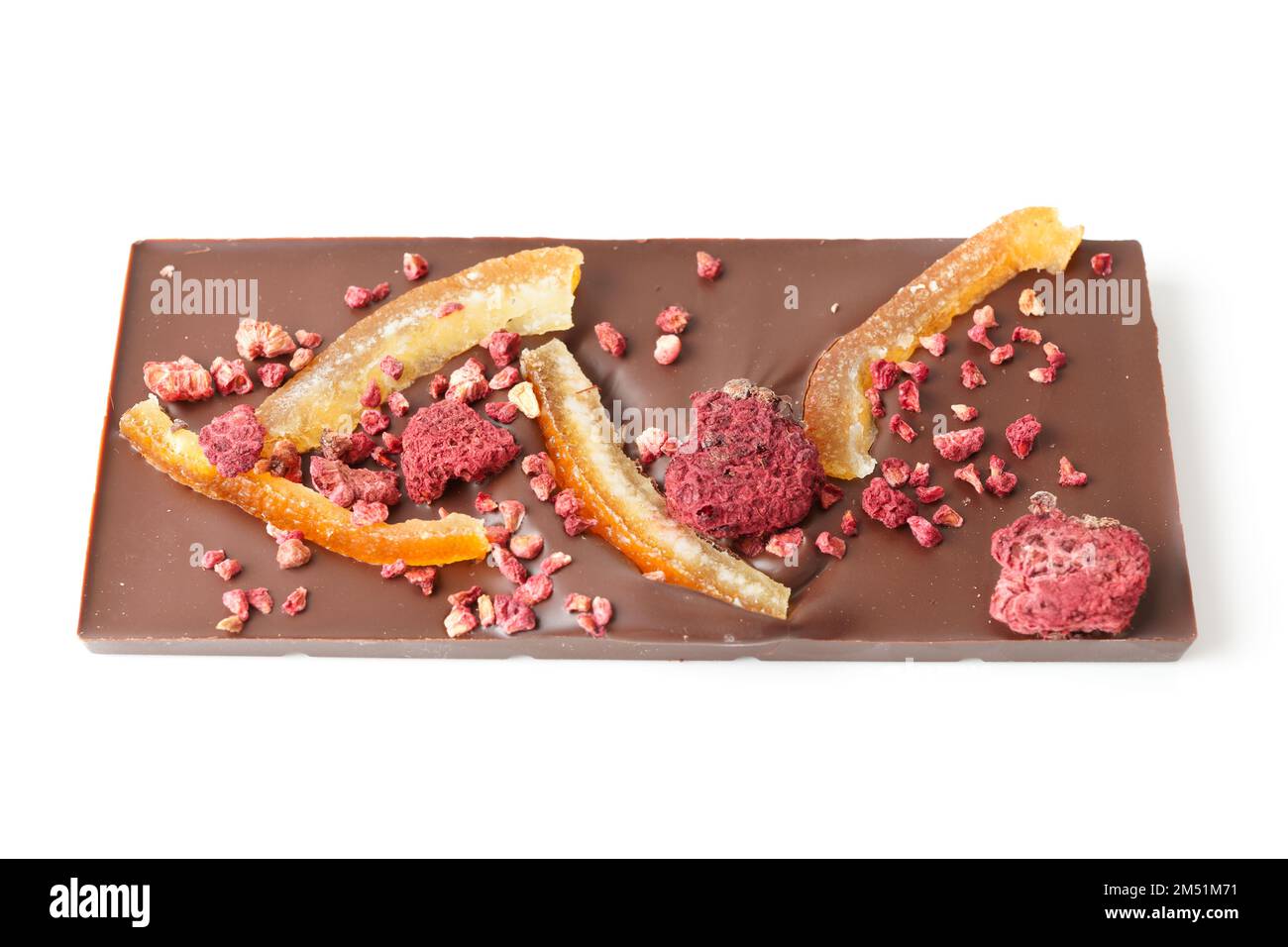 Barre de chocolat avec zeste d'orange confite et framboise isolée sur fond blanc Banque D'Images