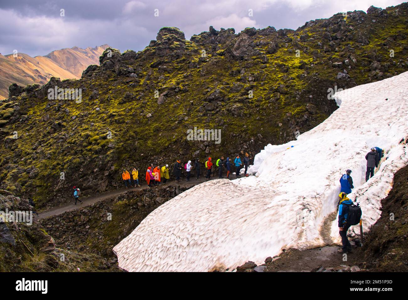 Landmannalaugar, Islande : 20 août 2022 : randonnée dans la route des hauts plateaux avec la neige et la mousse volcanique verte à Landmannalaugar, Islande Banque D'Images