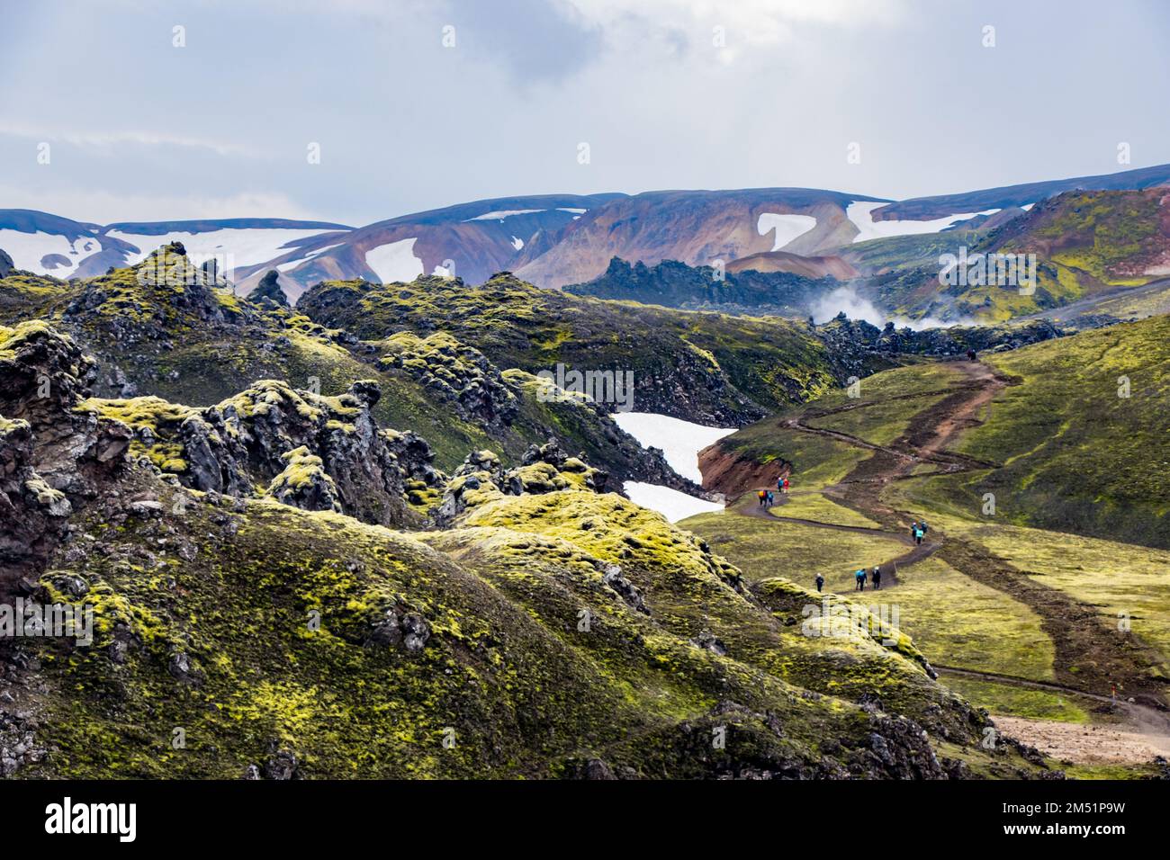 Randonnée dans les montagnes colorées, Green Moss, piscines géothermiques, belle vallée du volcan des Highlands de Landmannalaugar, Islande Banque D'Images