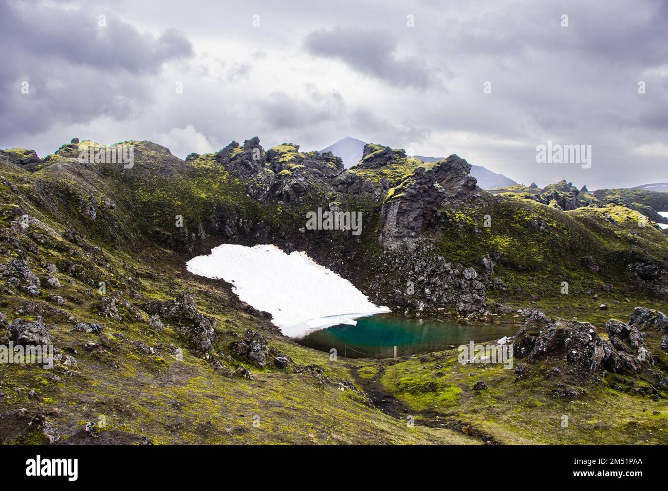 Randonnée dans les montagnes colorées, Green Moss, piscines géothermiques, belle vallée du volcan des Highlands de Landmannalaugar, Islande Banque D'Images