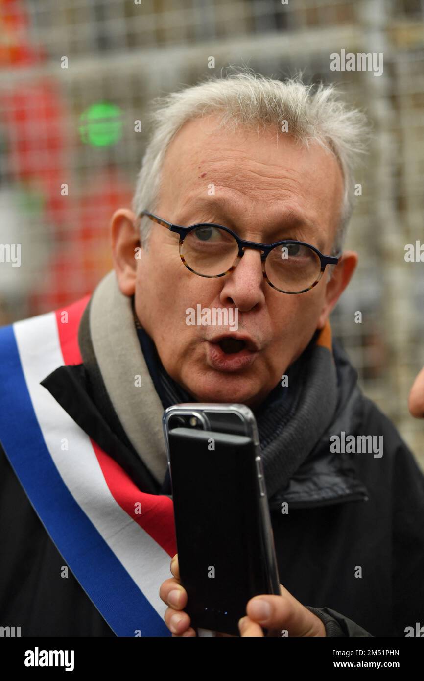 Pierre Laurent, vice-président du Sénat français et président du Conseil national du PCF - rassemblement en hommage sur la place de la République, au cours du tournage à Paris, en France, sur 24 décembre 2022. Trois personnes ont été tuées et trois autres blessées, dont l'une reste dans un état critique, lors de l'attaque de vendredi, qui a eu lieu dans un centre culturel kurde et un restaurant dans le quartier de Paris en 10th. Les fusillades de vendredi ont eu lieu presque 10 ans après le meurtre de trois militantes kurdes dans la capitale française - un crime non résolu. La communauté a de nouveau eu « peur » Banque D'Images