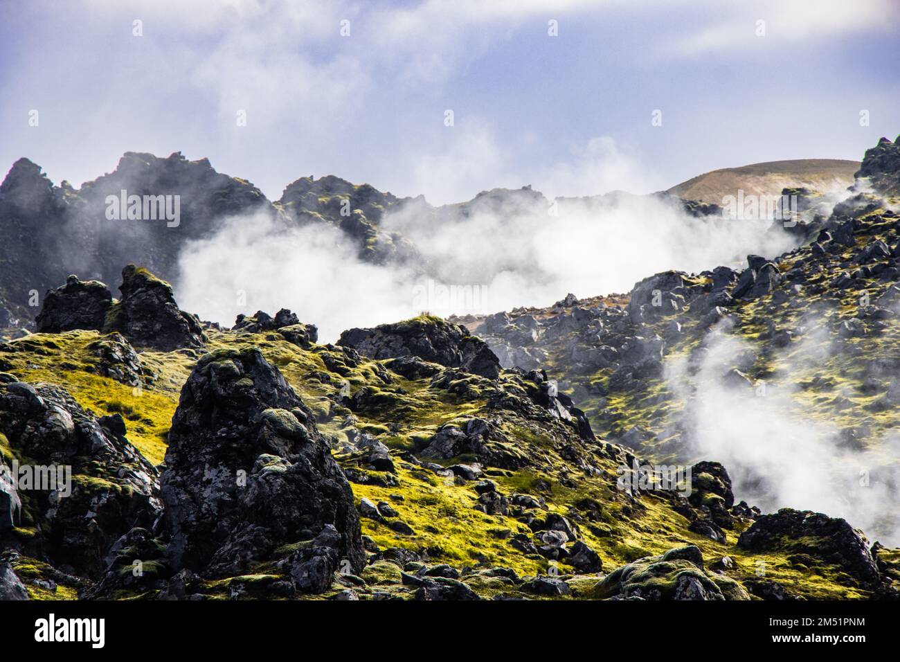 Randonnée dans les montagnes colorées, Green Moss, piscines géothermiques, belle vallée du volcan des Highlands de Landmannalaugar, Islande Banque D'Images