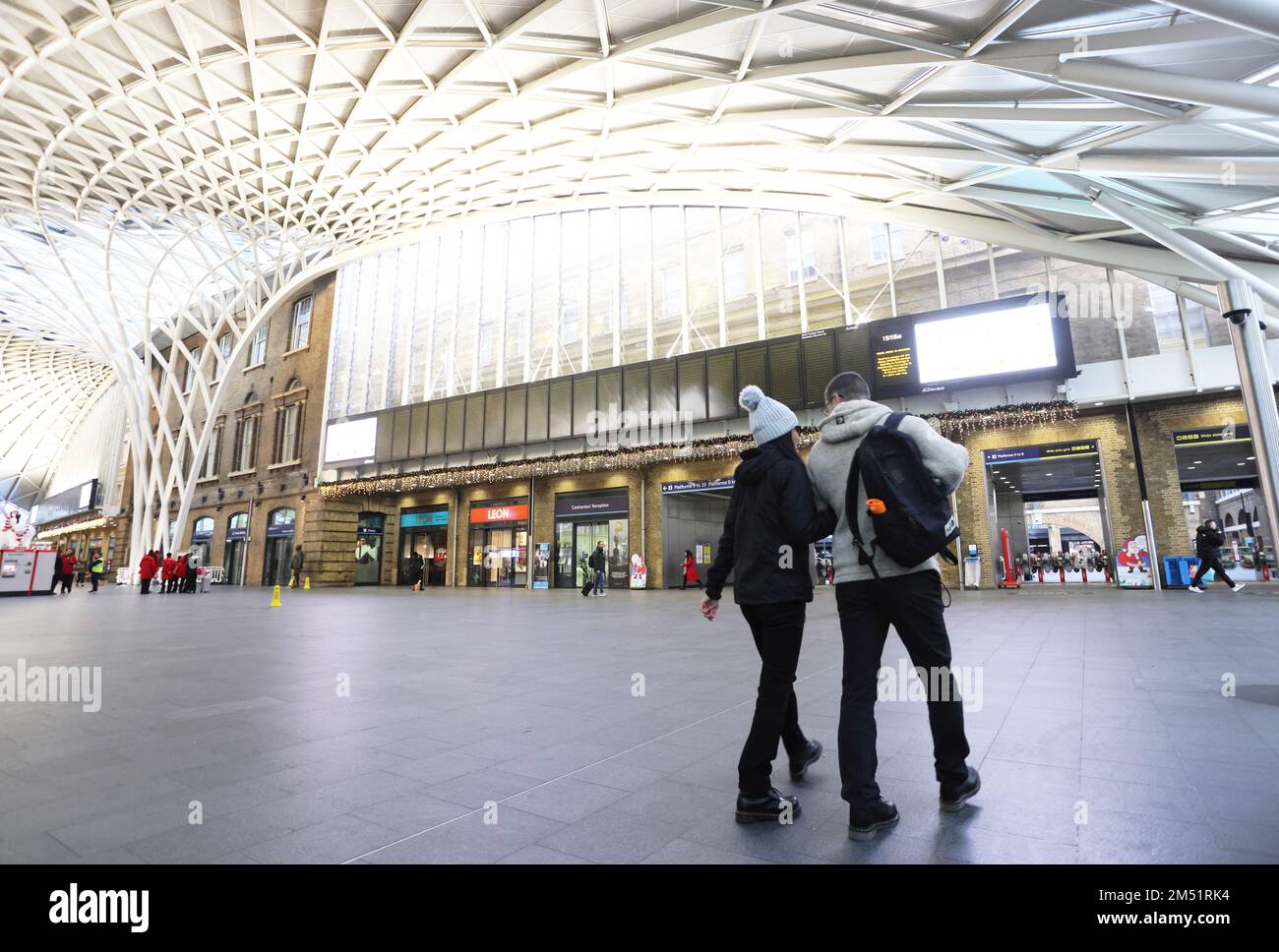 Londres, Royaume-Uni, 24th décembre 2022. Une gare exceptionnellement calme de Kings Cross dans le nord de Londres, où les trains de voyageurs ont fini à 3pm en raison du début de nouvelles grèves. Des millions de personnes sont confrontées à des perturbations à mesure que les horaires sont sévèrement touchés. Credit:Monica Wells/Alay Live News Banque D'Images