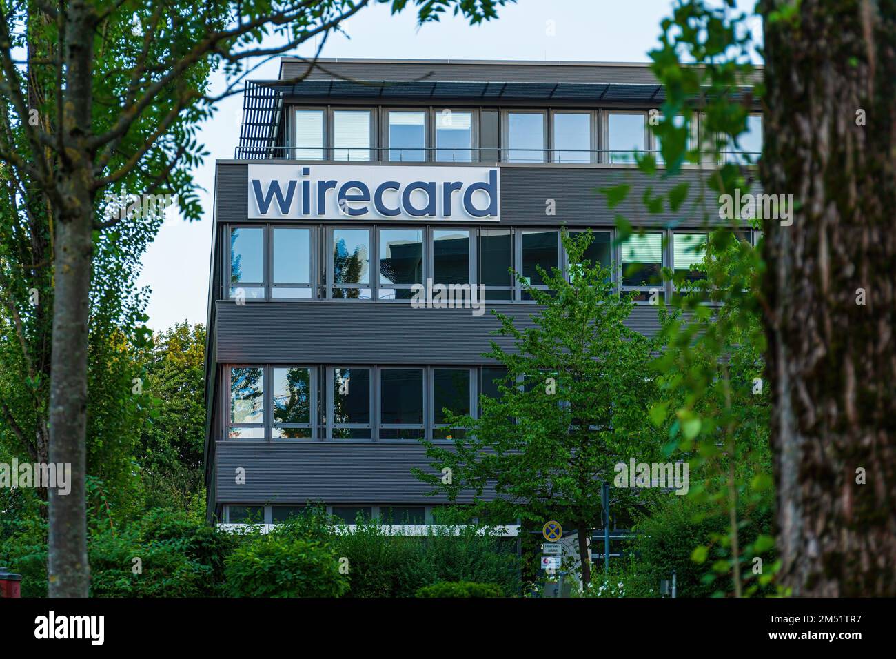 ASCHHEIM, ALLEMAGNE - 8 août 2020 : Wirecard a fait faillite de l'immeuble du siège de la société fintech avec logo près de Munich Allemagne. Banque D'Images