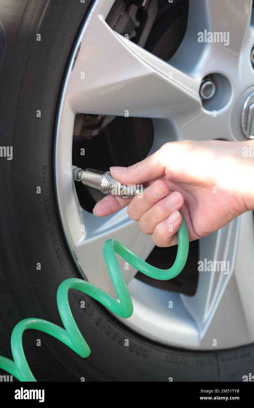 Pompe de pneus de voiture Banque de photographies et d'images à haute  résolution - Alamy