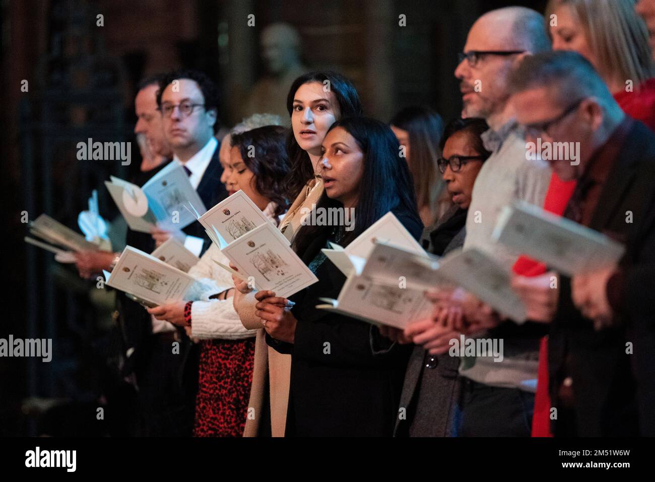 Les membres de la congrégation chantent pendant le service Carol « Together at Christmas » à l'abbaye de Westminster à Londres. Date de la photo: Jeudi 15 décembre 2022. Banque D'Images