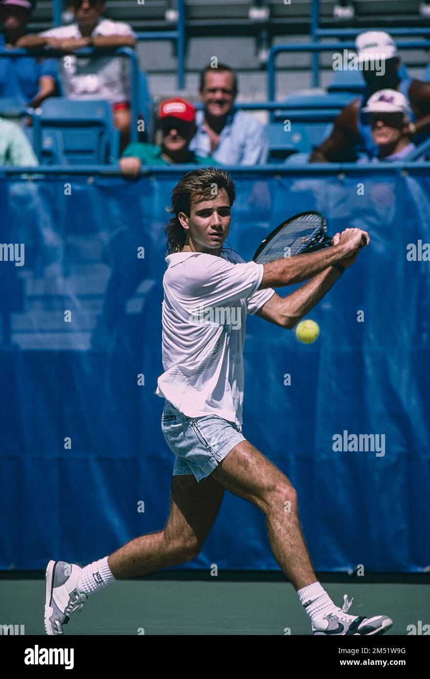 Andre Agassi (USA) en compétition à l'US Open tennis 1988. Banque D'Images