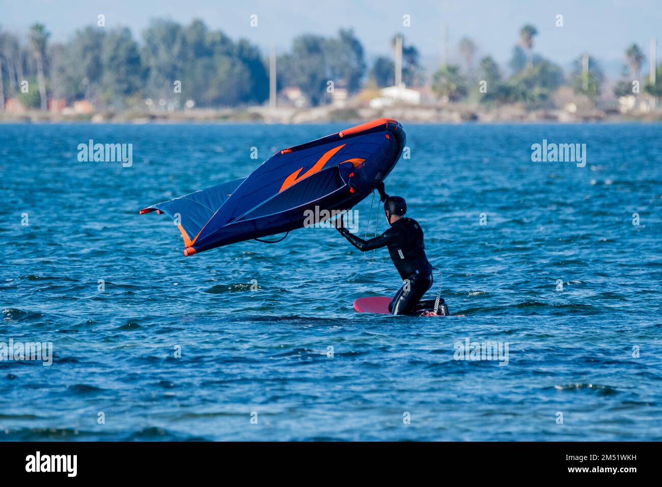 Une planche à voile d'aile, poussage d'aile, Delta de l'Ebro, Catalogne, Espagne Banque D'Images