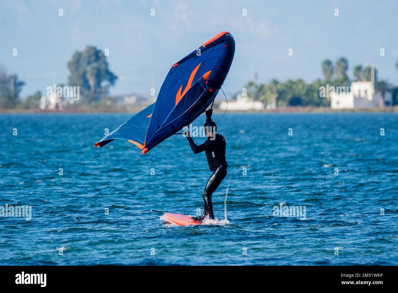 Une planche à voile d'aile, poussage d'aile, Delta de l'Ebro, Catalogne, Espagne Banque D'Images