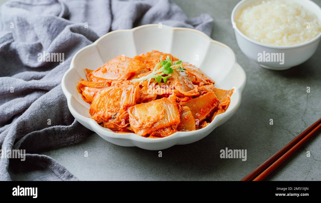 Les kimchi bien fermentés sautés avec de l'oignon vert haché et de l'ail dans une casserole graissée d'huile, c'est un plat d'accompagnement populaire habituellement mangé avec du riz. JE Banque D'Images