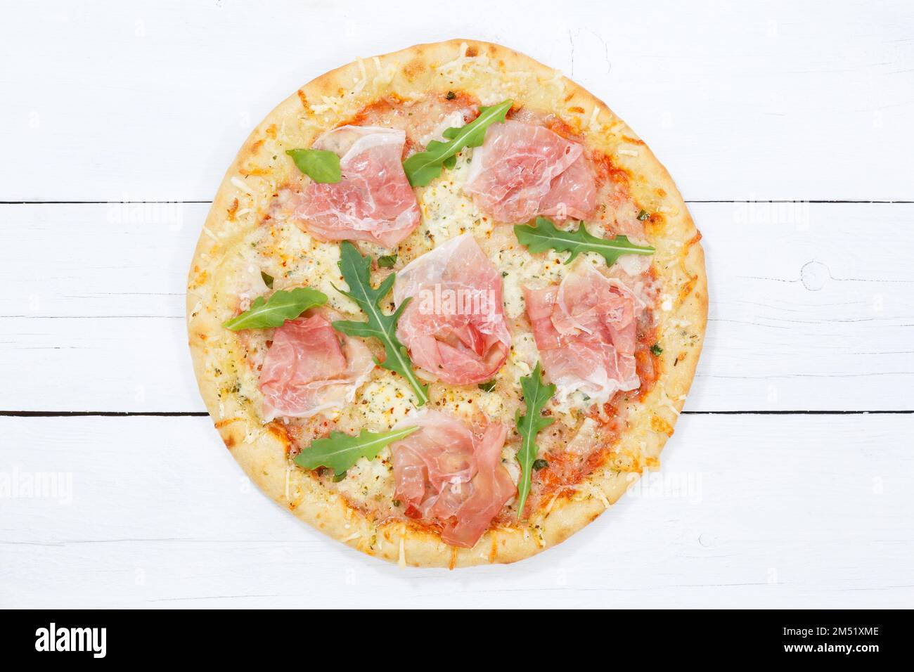 Jambon pizza prosciutto d'en haut sur bois de planche Banque D'Images