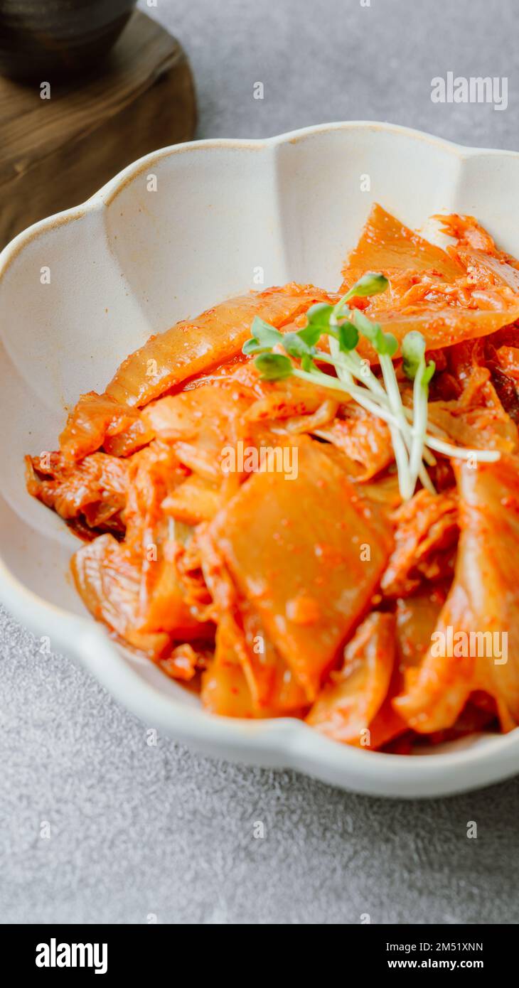 Les kimchi bien fermentés sautés avec de l'oignon vert haché et de l'ail dans une casserole graissée d'huile, c'est un plat d'accompagnement populaire habituellement mangé avec du riz. JE Banque D'Images