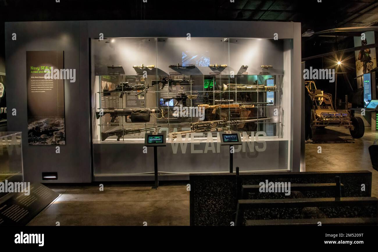 Mur d'armes dans le musée du PHOQUE de la Marine à fort Pierce, Floride Banque D'Images