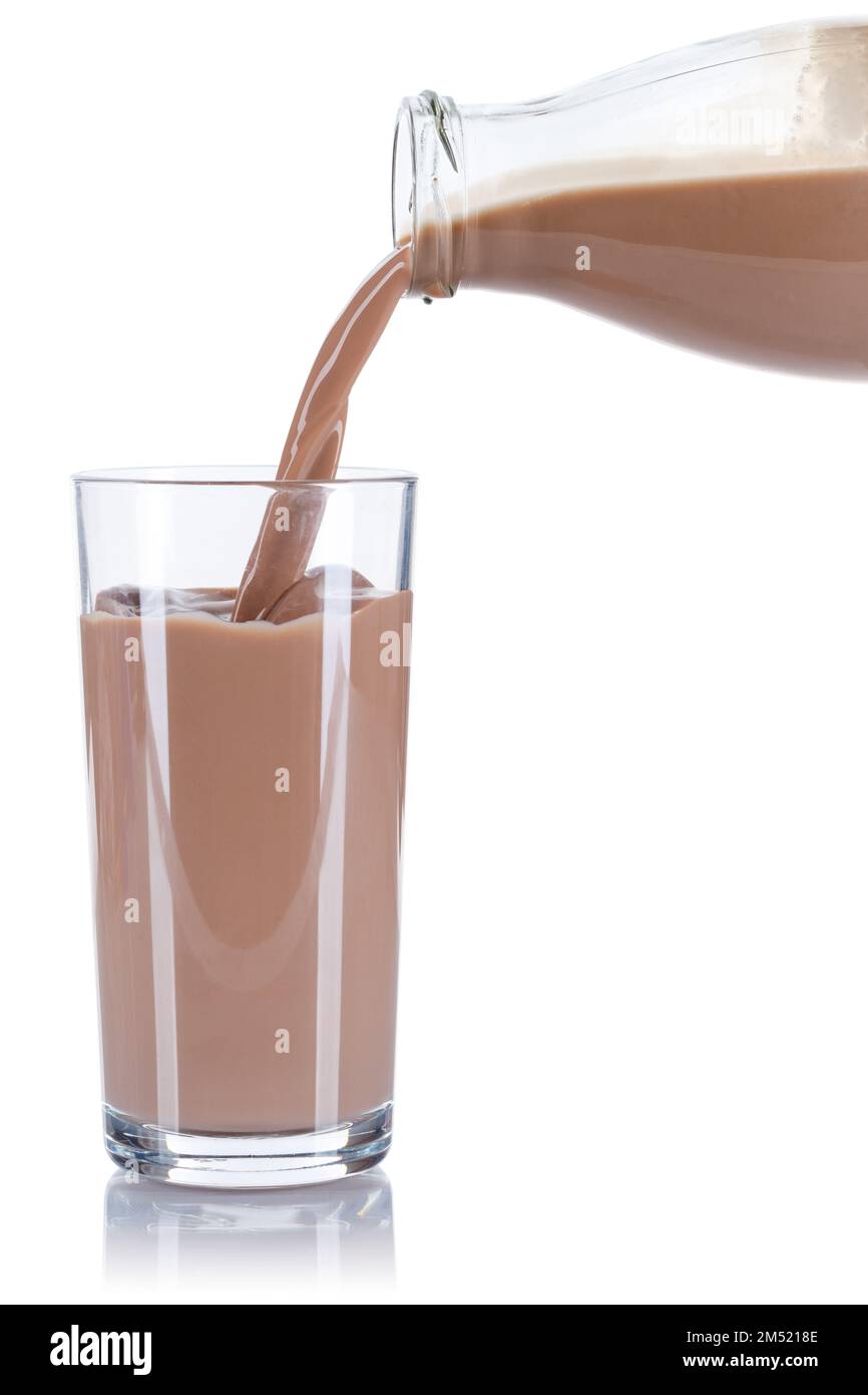 Chocolat boisson lait verser bouteille en verre isolée sur fond blanc Banque D'Images