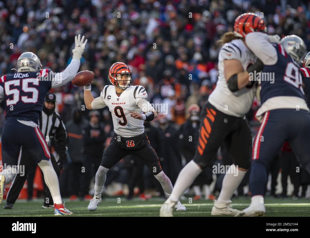 Foxborough, États-Unis. 24th décembre 2022. Le quarterback des Bengals de Cincinnati Joe Burrow (9) cherche une passe pendant la première moitié d'un match contre les Patriots de la Nouvelle-Angleterre au stade Gillette à Foxborough, Massachusetts, samedi, 24 décembre 2022. Photo par Amanda Sabga/UPI crédit: UPI/Alamy Live News Banque D'Images