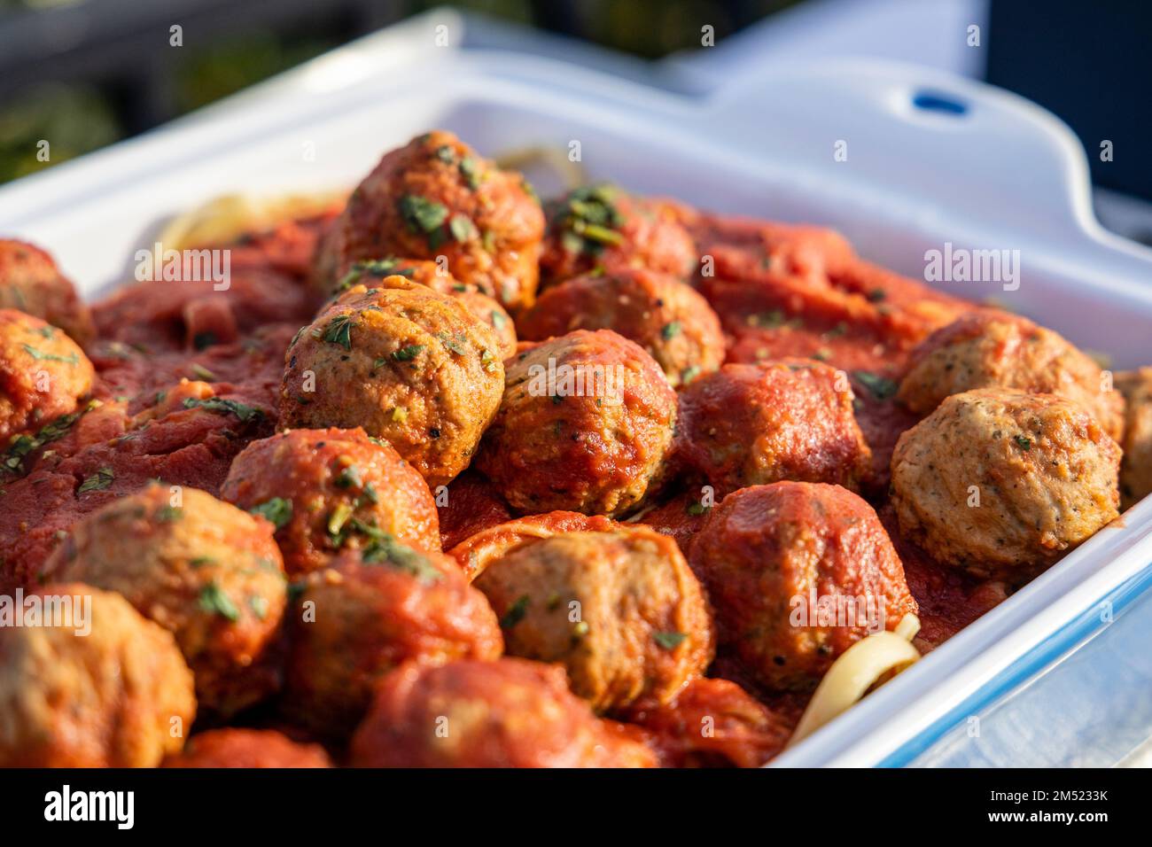 Un plat de boulettes de viande avec garniture servi pour un événement en plein air. Banque D'Images