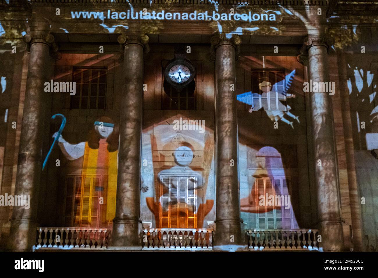 La scène de la Nativité est projetée pendant la veille de Noël 2022. Le conseil municipal de Barcelone, dirigé par le maire Ada Colau, a fait une "cartographie vidéo" projetée sur la façade de l'hôtel de ville de Plaza de Sant Jaume qui représente diverses scènes traditionnelles de Noël en Catalogne. Banque D'Images