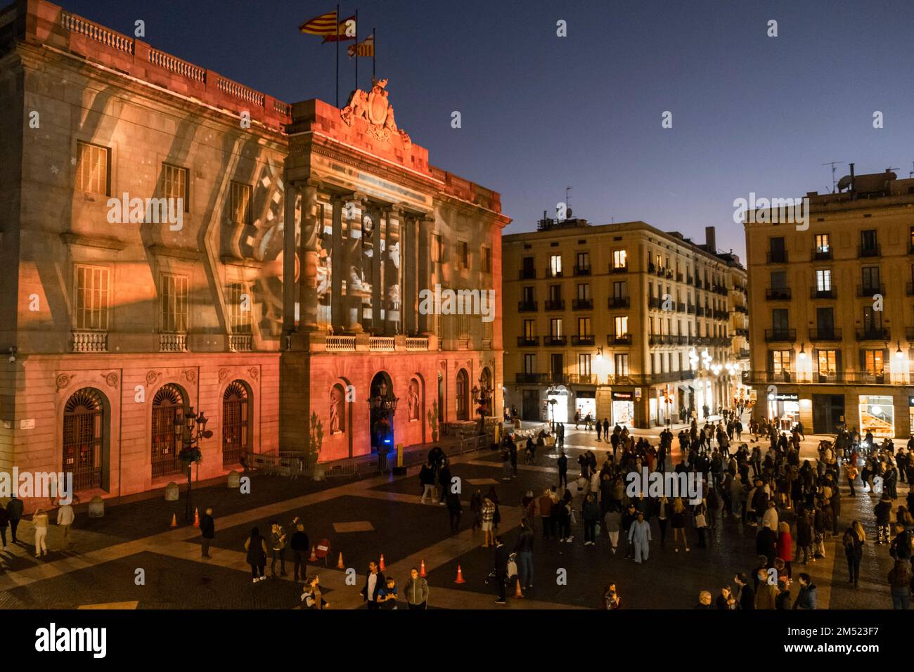 Barcelone, Espagne. 24th décembre 2022. Un grand groupe de personnes contemplant les scènes numériques de la Nativité pendant la veille de Noël 2022. Le conseil municipal de Barcelone, dirigé par le maire Ada Colau, a fait une "cartographie vidéo" projetée sur la façade de l'hôtel de ville de Plaza de Sant Jaume qui représente diverses scènes traditionnelles de Noël en Catalogne. (Photo par Paco Freire/SOPA Images/Sipa USA) crédit: SIPA USA/Alay Live News Banque D'Images