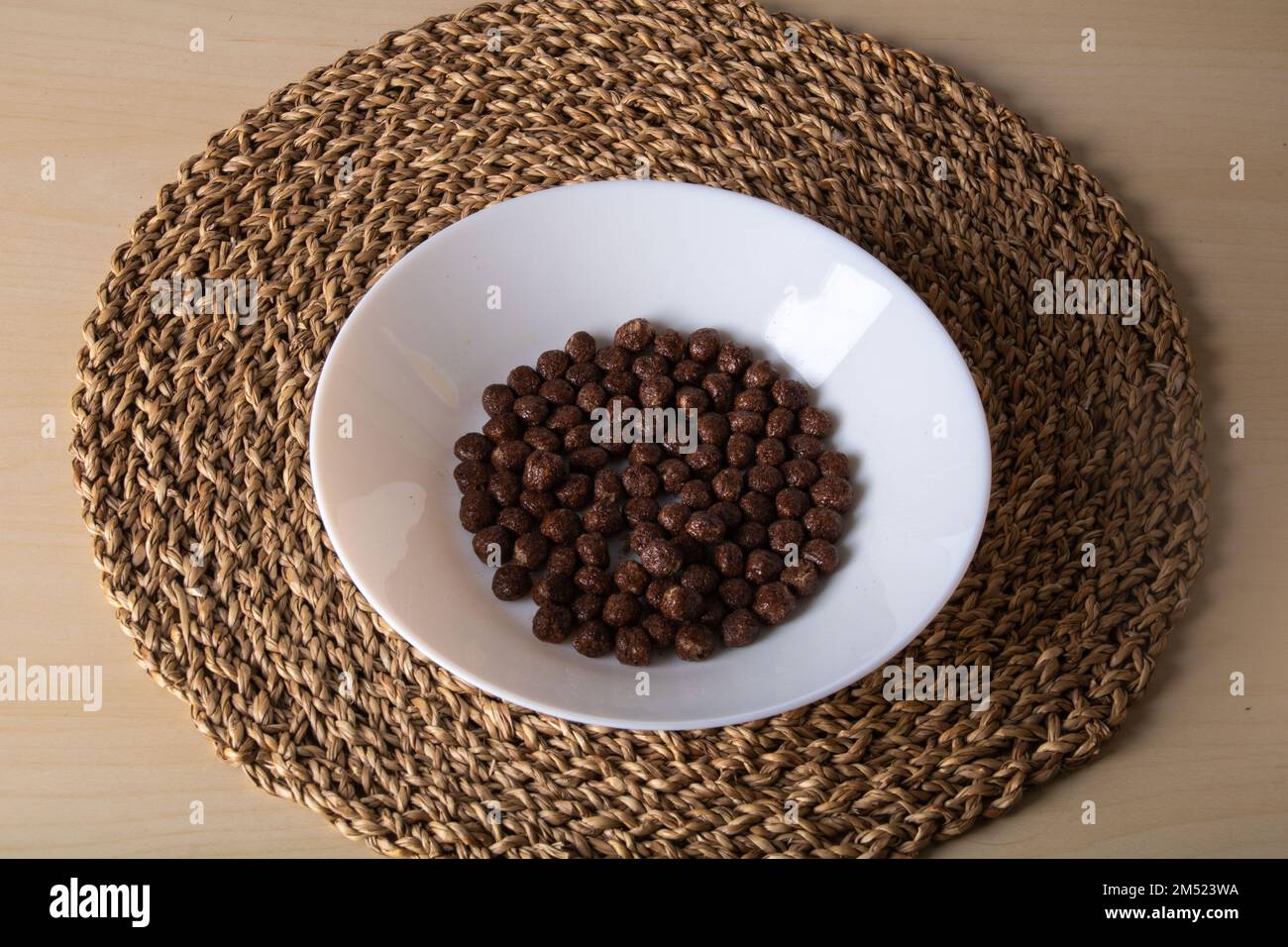 photoséchez les boules de chocolat glacé dans une assiette Banque D'Images