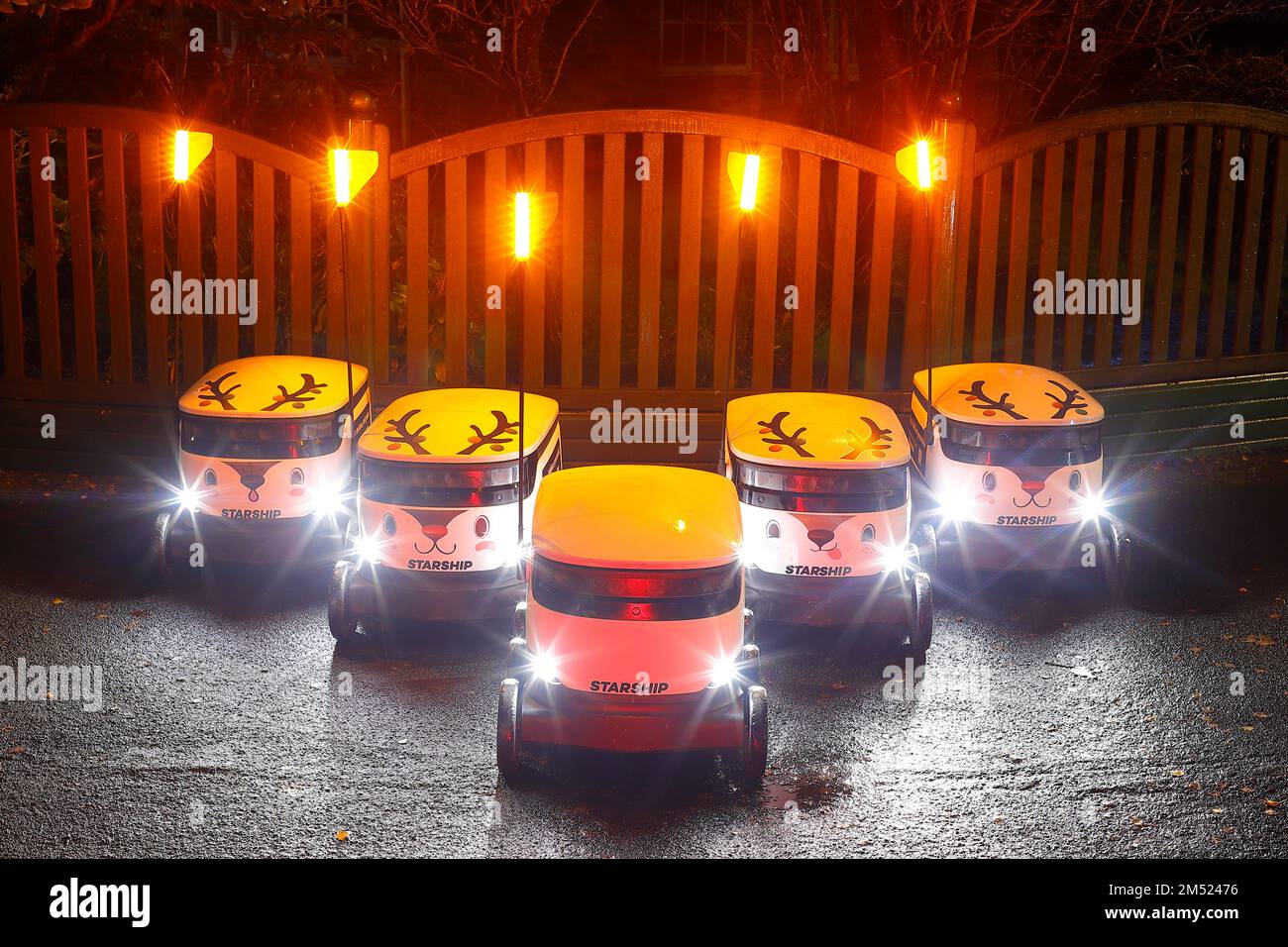 Les robots Starship se sont alignés en attendant les instructions pour effectuer des livraisons d'épicerie dans la région d'Adel de Leeds, West Yorkshire, Royaume-Uni Banque D'Images