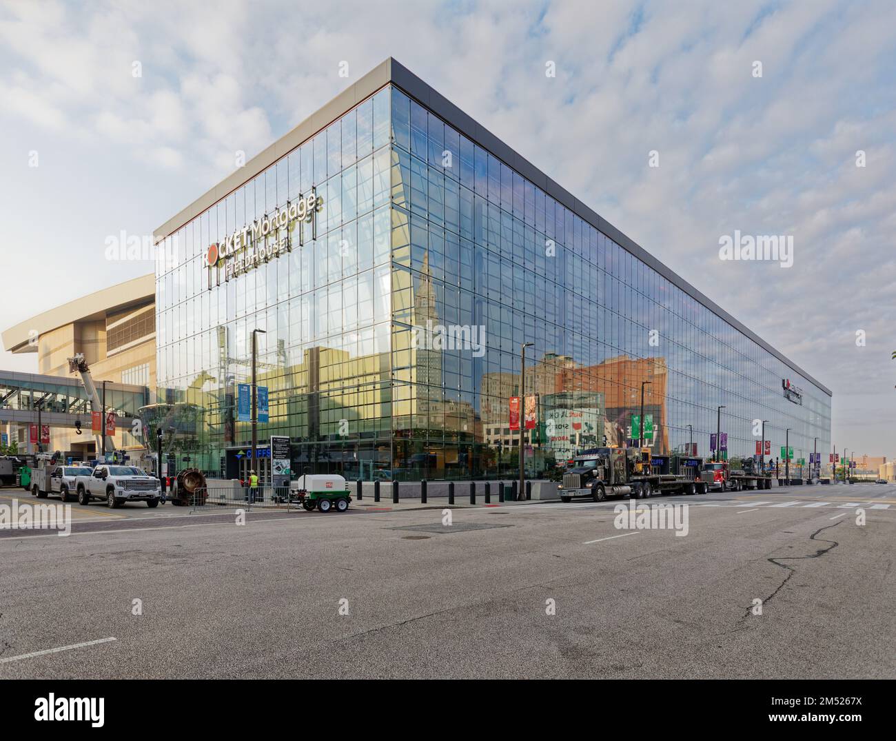 L'arène de sports et de concerts de Rocket Mortgage Fieldhouse reflète le cœur du centre-ville de Cleveland avec ses nouveaux (2020) murs-rideaux. Banque D'Images