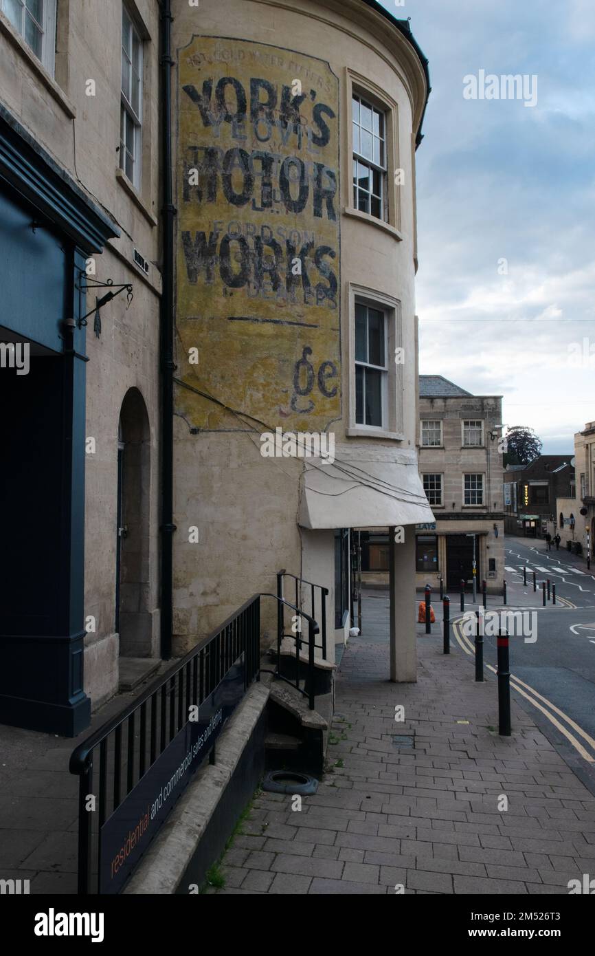 Panneau fantôme sur un bâtiment dans le centre-ville de Frome, Somerset, Angleterre, Royaume-Uni Banque D'Images