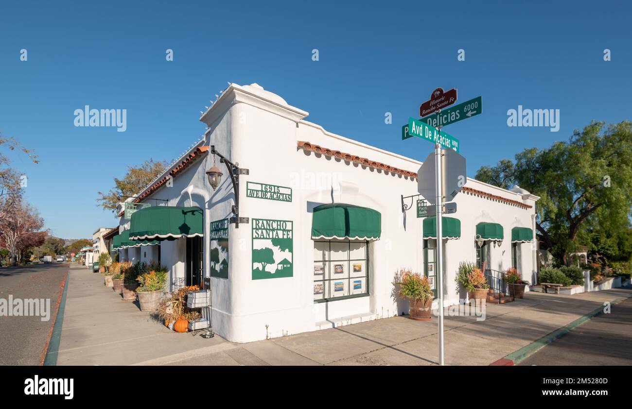 Vue sur la rue des bureaux et des bâtiments sur Paseo Delicias, une rue célèbre de Rancho Santa Fe. Banque D'Images